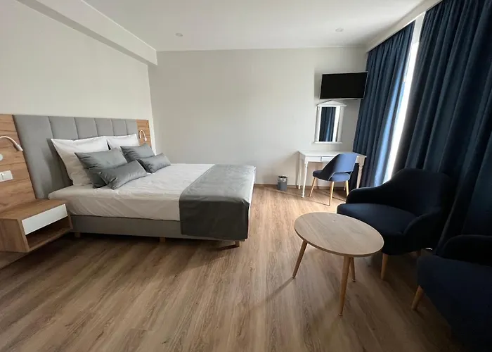 乐博斯蒂隆酒店 3*